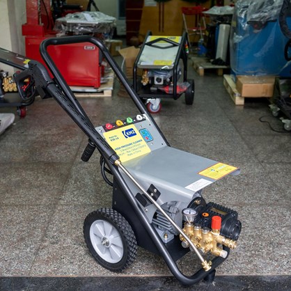 Máy rửa xe cao áp 3.0kw KMZ K30-14 hinh anh 1